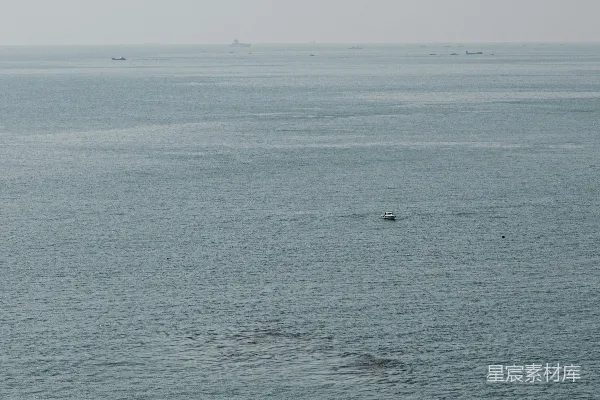 高清摄影 人们在海滩上漫步，眺望着海洋。