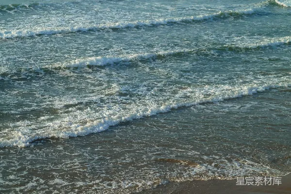 高清摄影 白天海浪拍打在岸边