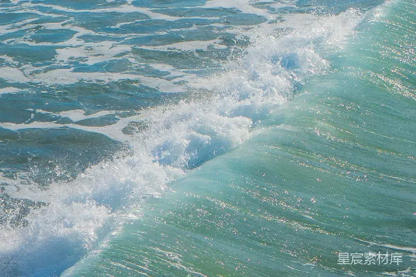 高清摄影 一个男子站在冲浪板上 surfing在波浪之上