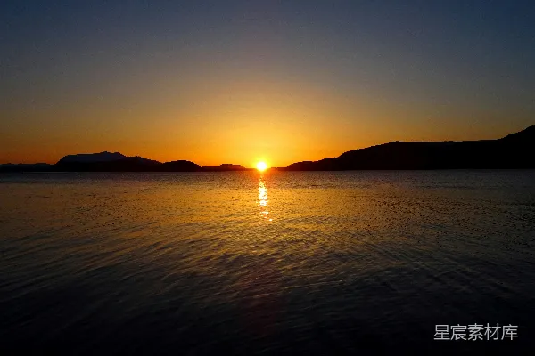 高清摄影 夕阳落到了一片水域之上