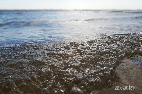 高清摄影 白天海浪拍打着海岸