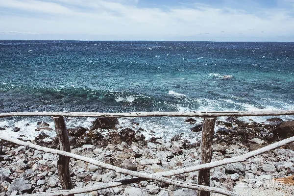 高清摄影 岩石嶙峋的海边，浪花拍击岸边