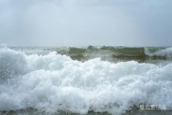 高清摄影 一片水域中有波浪涌来