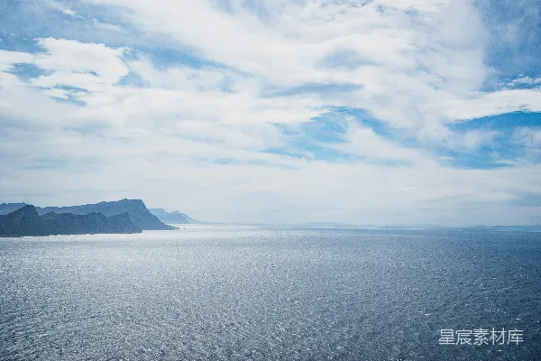 高清摄影 背景中有许多山的广阔水域
