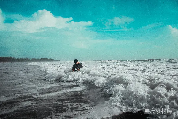 高清摄影 海边的人掀起海浪