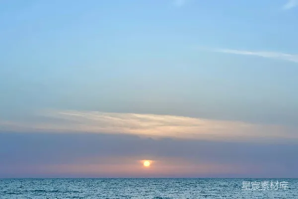 高清摄影 晴天里太阳正沉落在大海上。