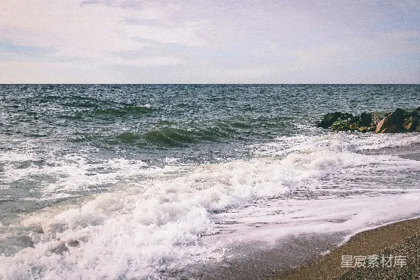 高清摄影 白天海浪拍打着海岸