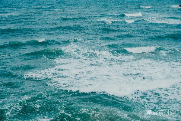 高清摄影 波涛在广阔的蓝色海洋中拍打翻腾，泛起泡沫。