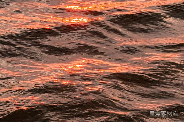 高清摄影 一片夕阳映照在水面之上