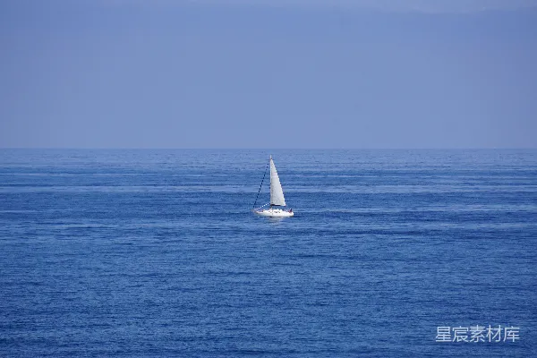 高清摄影 海中一艘帆船