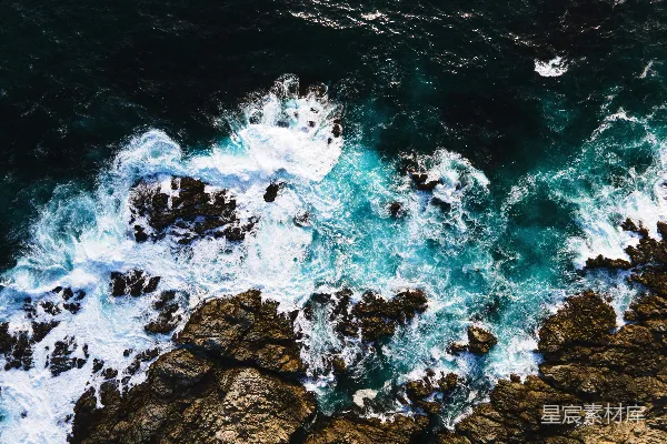 高清摄影 白天海浪冲击岩石