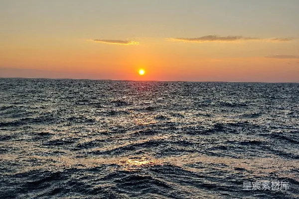 高清摄影 从船上看，夕阳正落下海面上。