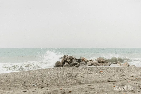 高清摄影 海浪拍打着岸边的岩石。