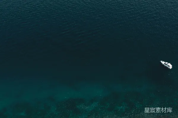高清摄影 水中的小船