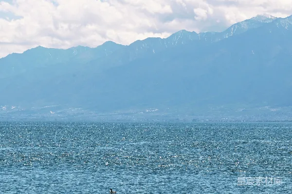 高清摄影 背景中有许多山的大型水域