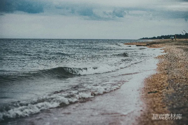 高清摄影 一片沙滩，海水涌向岸边