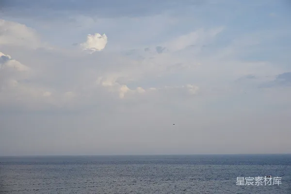 高清摄影 晴空下平静的海洋。
