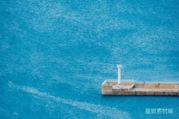 高清摄影 一湖水中有船