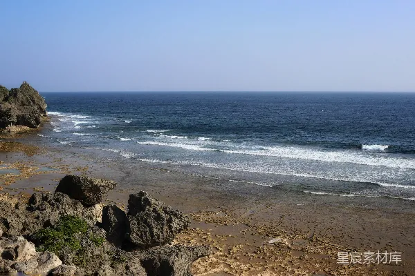高清摄影 棕色岩石岸边靠近水域的白天