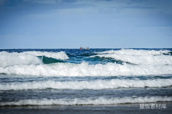 高清摄影 一个骑手站在冲浪板上 surfing atop a wave