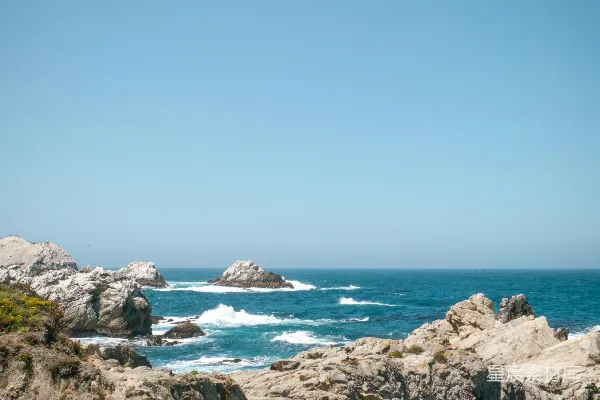 高清摄影 岩石海岸与美丽的蓝色海洋相接。