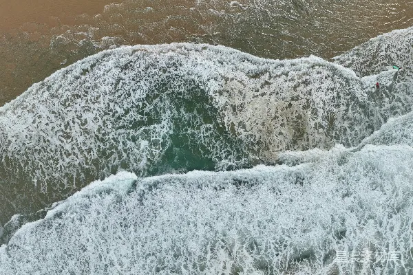高清摄影 海边一个骑在冲浪板上的人在波浪中 surfing