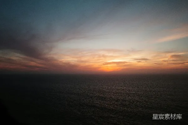 高清摄影 云淡风轻的日子里，夕阳落下海的彼岸。