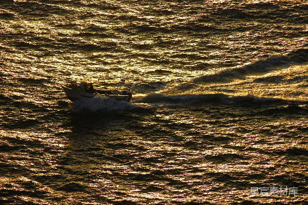 高清摄影 白天有人在海浪上冲浪