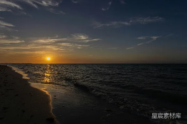 高清摄影 夕阳下的海景，天空美丽。