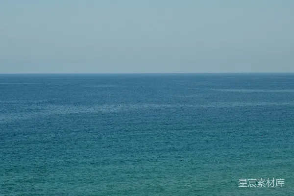 高清摄影 海洋中漂浮着一个人