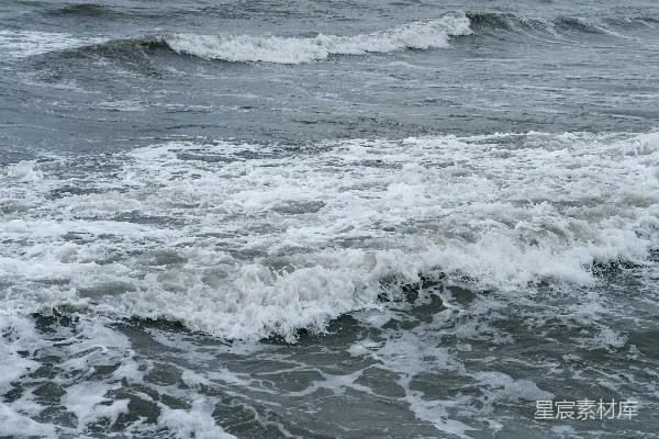 高清摄影 汹涌的海浪撞击着岩石海岸线。