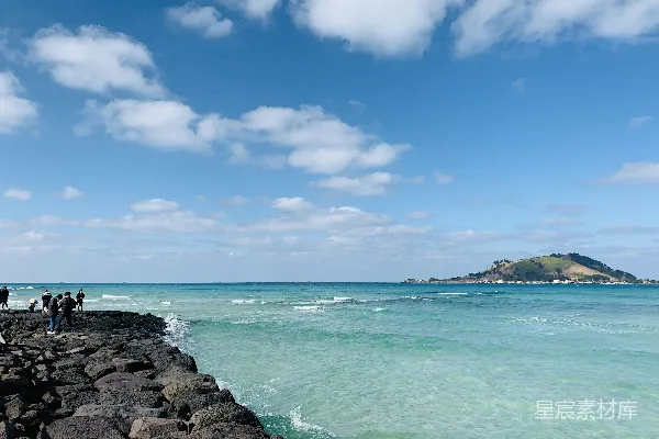 高清摄影 蓝天白云下的碧海在白昼时