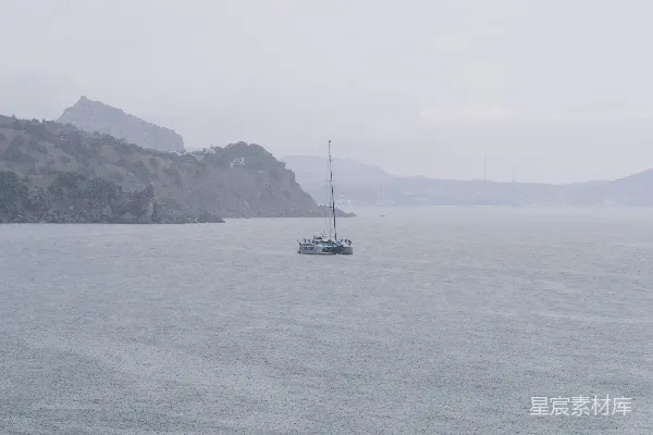 高清摄影 白天海上的白色小船