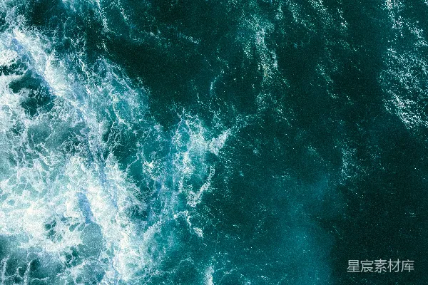 高清摄影 深蓝色的海水中有白色的泡沫浪。
