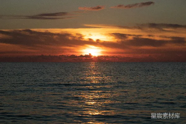 高清摄影 背景中有夕阳的大片水域