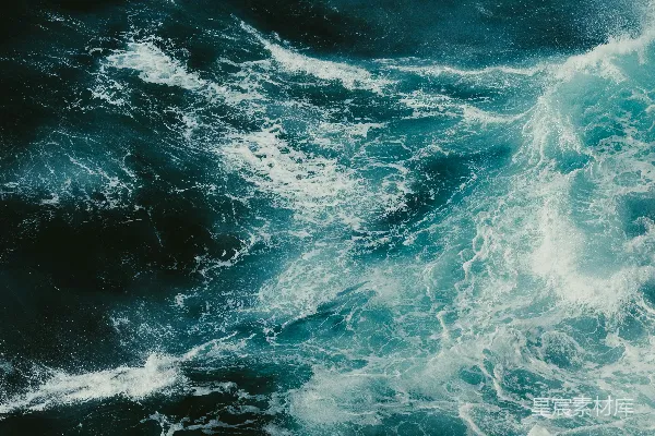 高清摄影 crashing ocean waves with white foam and deep blue water。