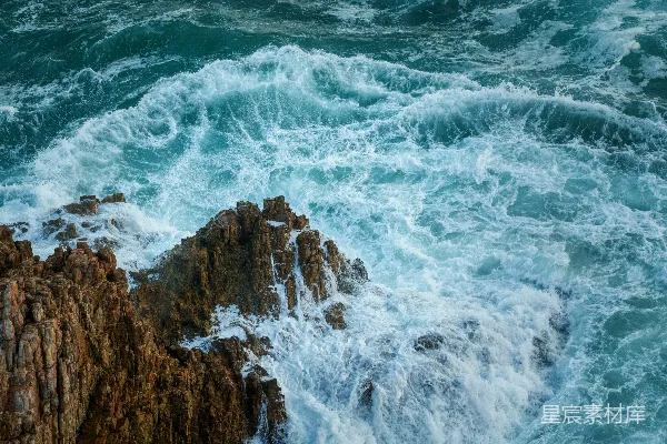 高清摄影 汹涌的海浪撞击着崎岖的海岸岩石