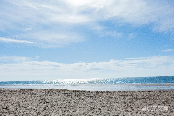 高清摄影 海滩上行走的人拿着冲浪板