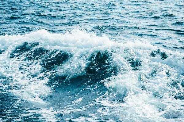 高清摄影 海浪拍打岸边，泛起白色泡沫