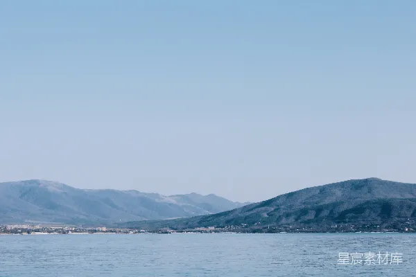 高清摄影 背景中有许多山的大型水域