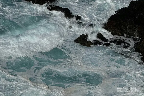 高清摄影 海浪撞击着黑暗的岩石海岸