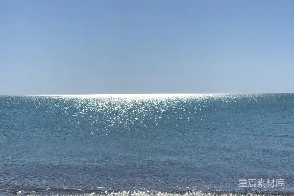 高清摄影 蓝天白云下的大海在白天