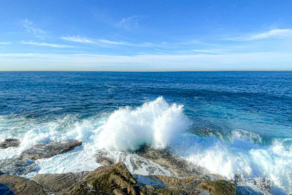 高清摄影 从岩石海岸看去的海景