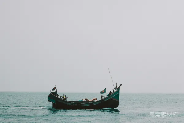 高清摄影 中湖上一艘小船