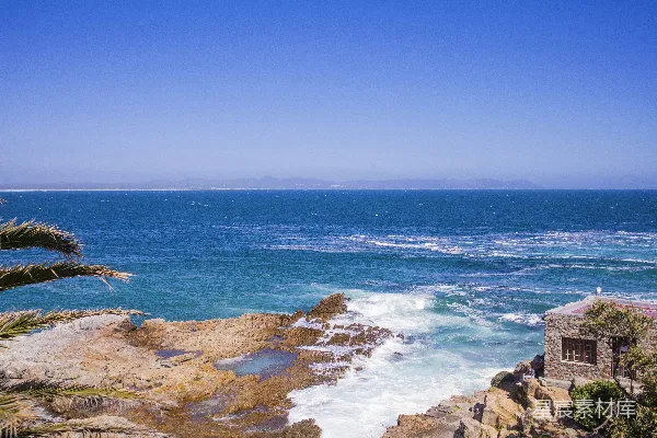 高清摄影 白天人在海浪上冲浪的人们