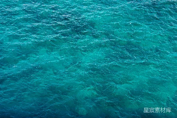 高清摄影 漂浮在大体水上的小船