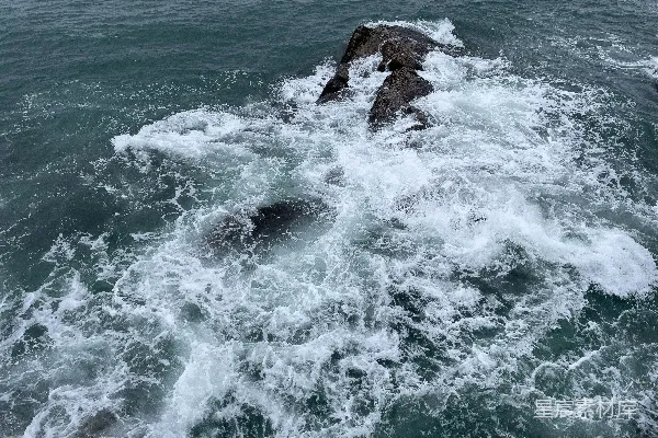 高清摄影 白天水上棕色岩石形成的景象