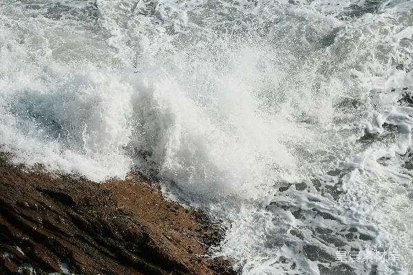 高清摄影 岩石海岸上波浪拍打着海浪