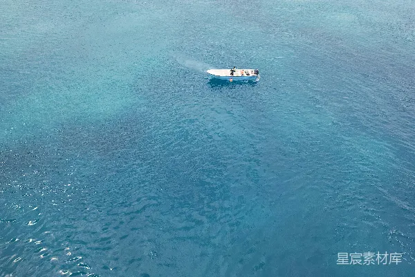 高清摄影 白天白船在水面之上