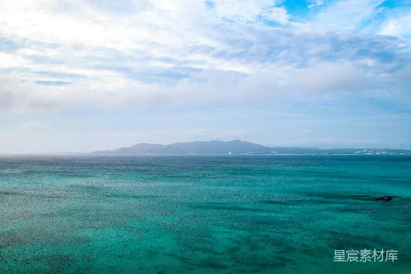 高清摄影 远处山峦下的水景